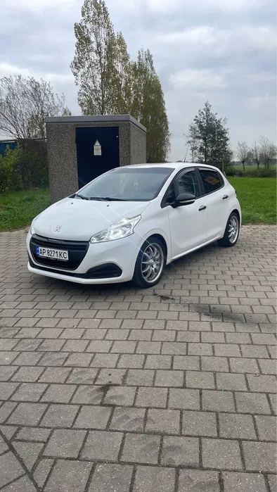 Peugeot 208 1.6hdi 2015року