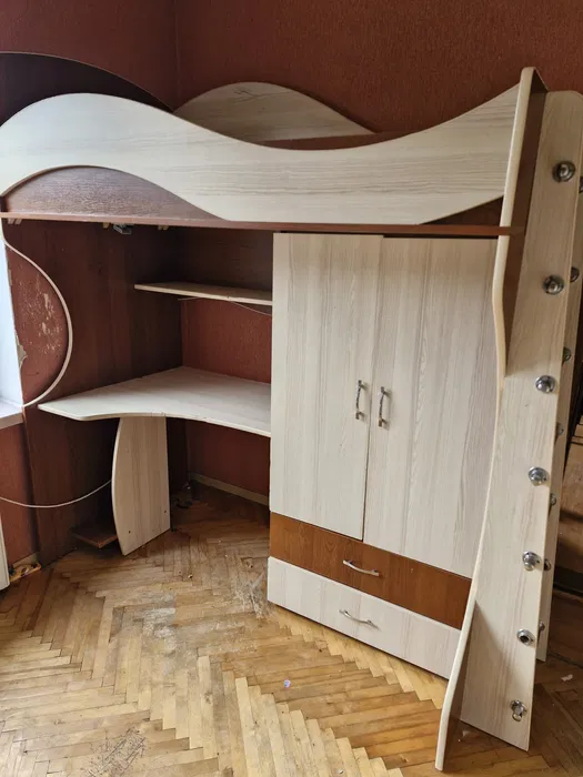 Продаеться дитяче ліжко двуярусна мебель з шавою і столиком б/у