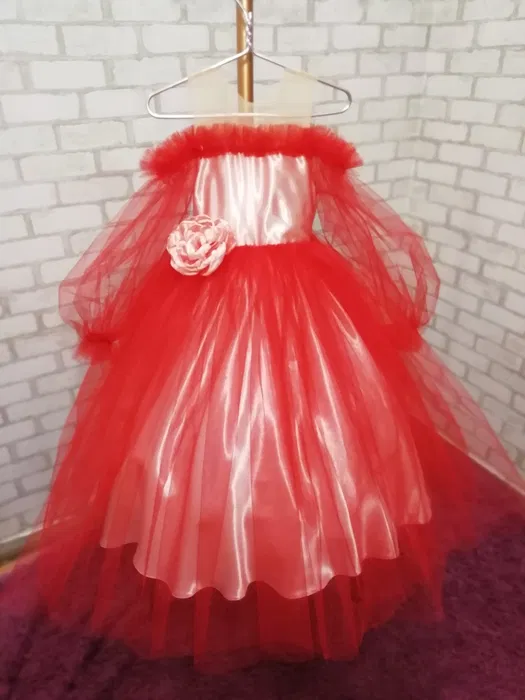 Шикарна сукня, червона, пишна
