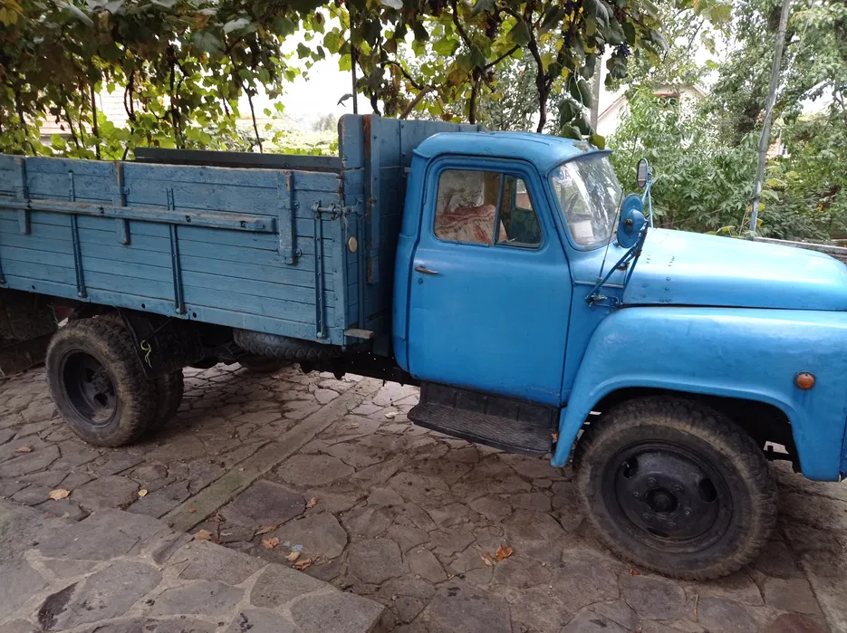 Вантажний автомобільц