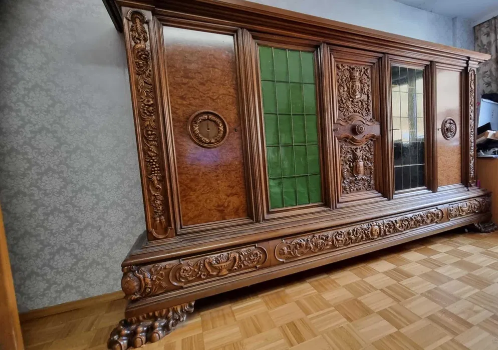 Продам спеціальну, різьблену, старовинну шафу