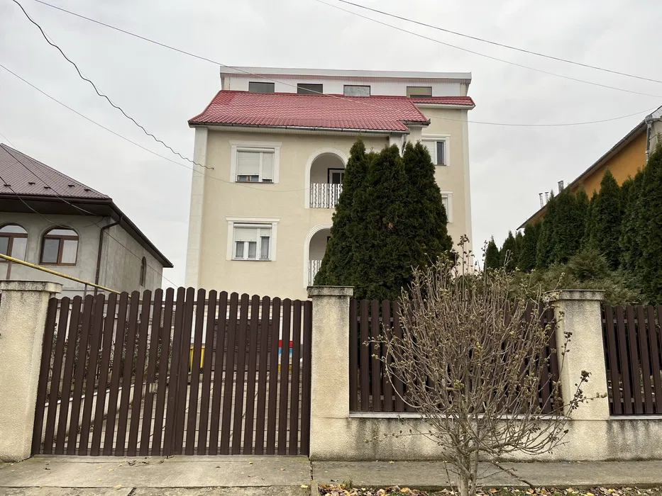 Дім 342 м2 ділянка 10 сотин Берегово Виноградна