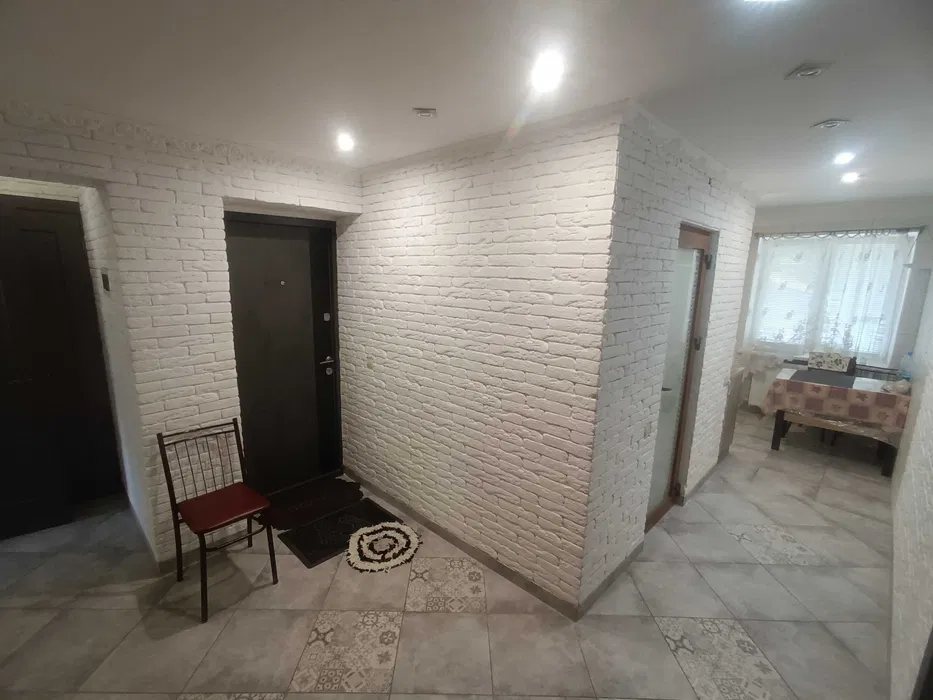 продам 3 кімнатну квартиру на 1 поверсі із СВІЖИМ ЄВРОРЕМОНТОМ БІЛЯ БАСЕЙНУ!