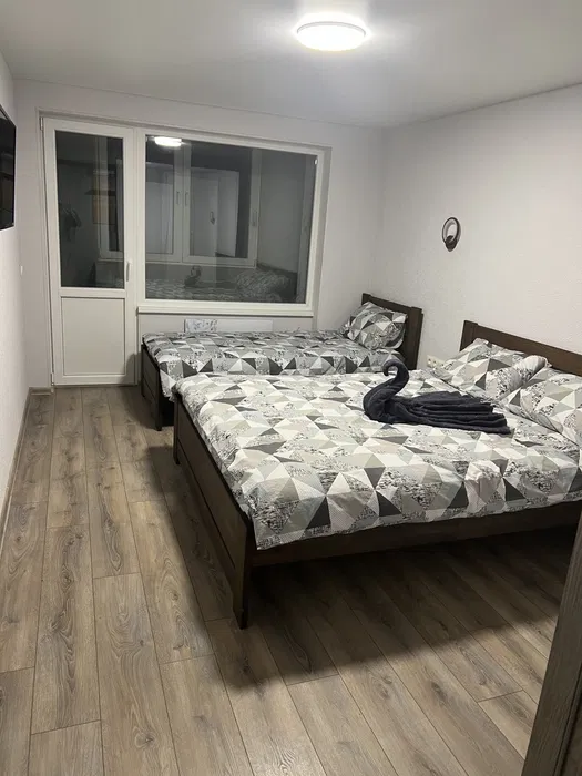 Квартира 2-х кімнатна, біля басейнів.