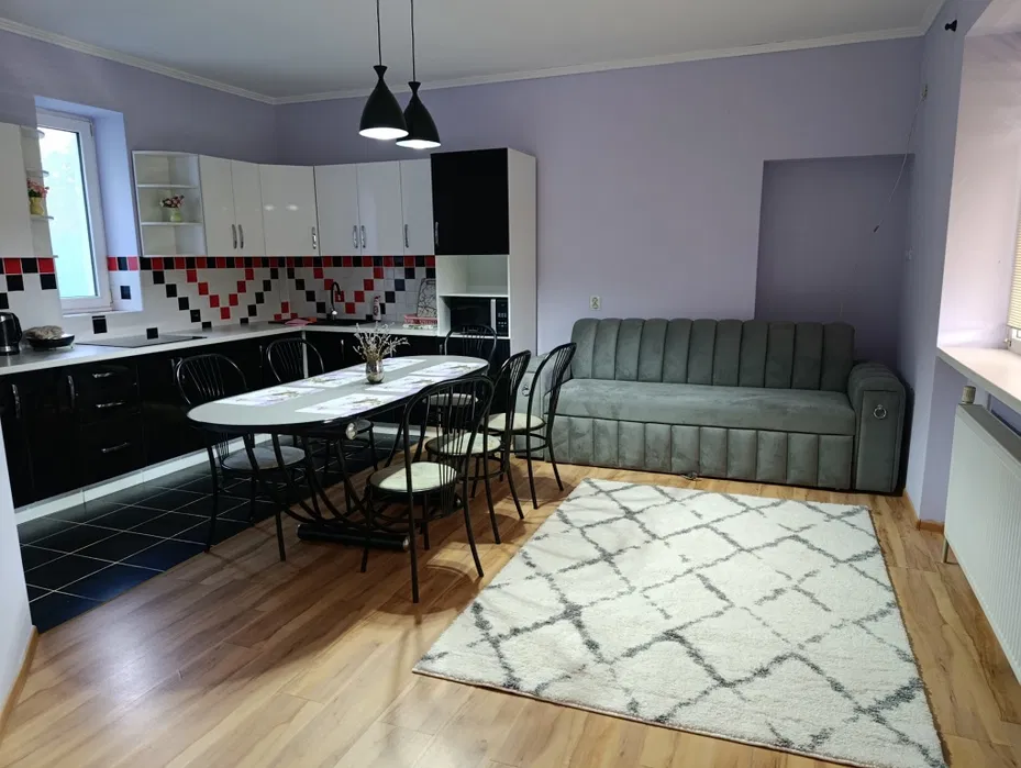 Здається подобово будинок