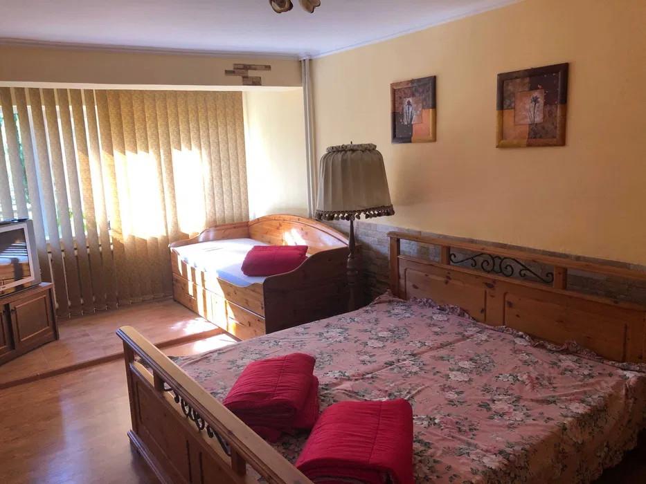 Затишні кімнати в Берегове. Свій двір, магнал, бесідка