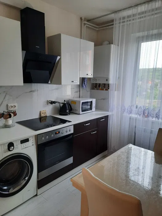 Затишна 2х кім. квартира 3хв від басейну вільна