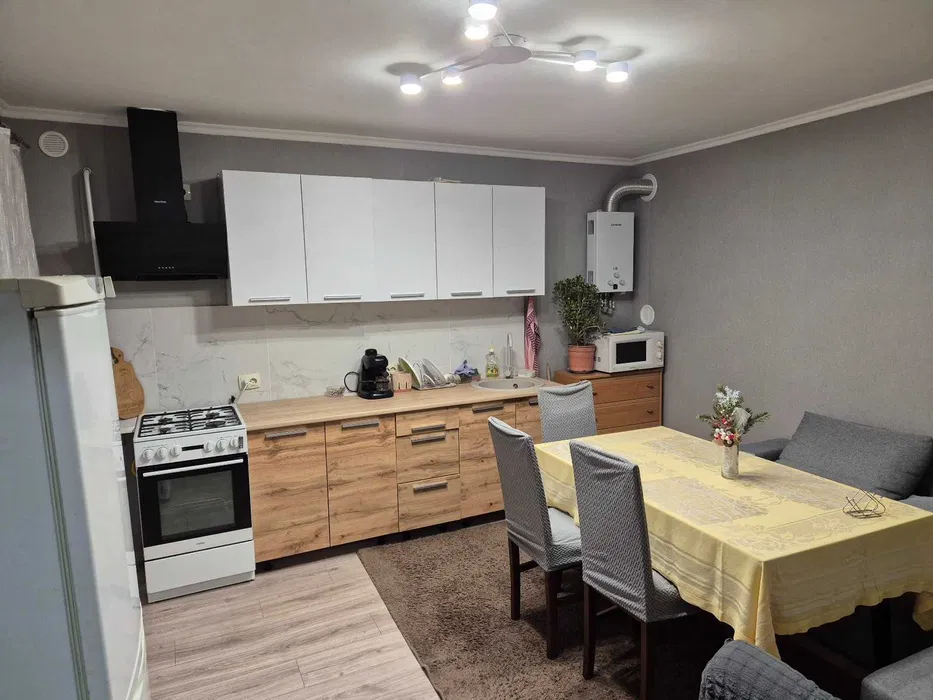 Подобово апартаменти поруч з басейнами